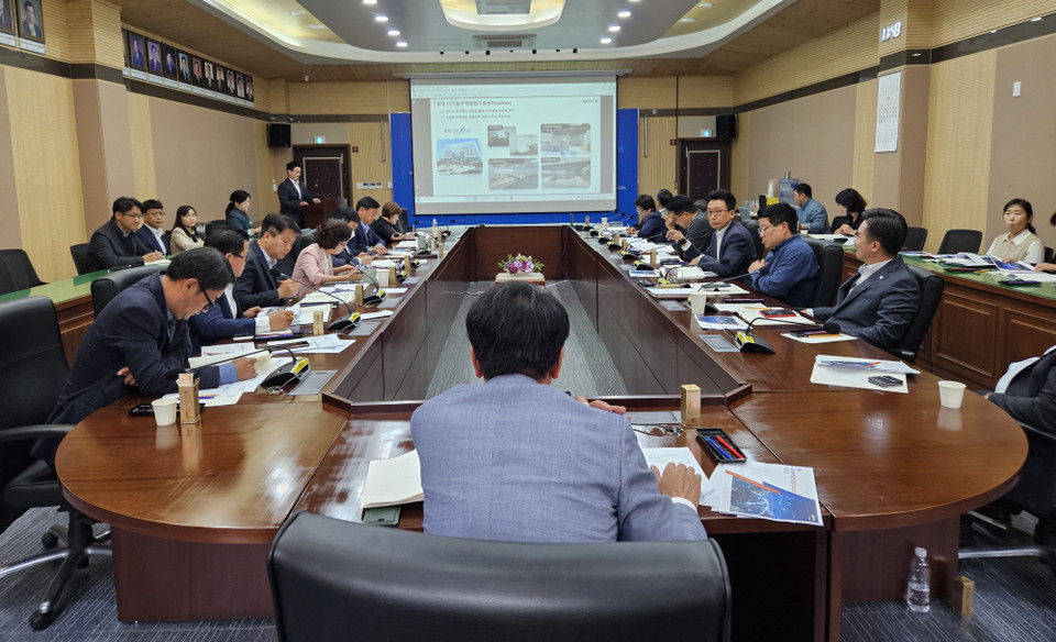 평택시가 4일 평택시의회 간담회에서 대한무역투자진흥공사(이하 KOTRA)와 공동으로 중소기업의 디지털 무역 수출지원을 위한 디지털 무역종합지원센터 구축 계획을 사전 설명했다. (사진제공=평택시청)