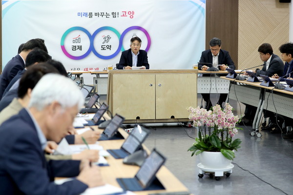 이동환 고양특례시장이 4일 간부회의에서 시청사 이전 사업 행정안전부 타당성 통과에 따른 후속 행정절차를 적극적으로 추진한다. (사진제공=고양시청)
