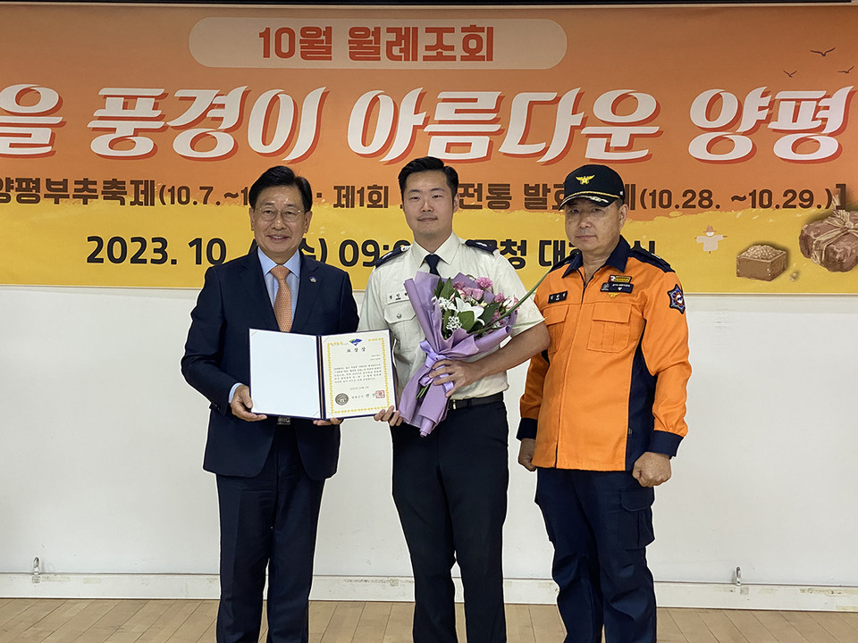 전진선 양평군수(왼쪽)가 4일 군청 별관 4층 대회의실에서 열린 월례조회에서 유공자 표창패를 수여하고 기념촬영을 하고 있다. (사진=장은기 기자)
