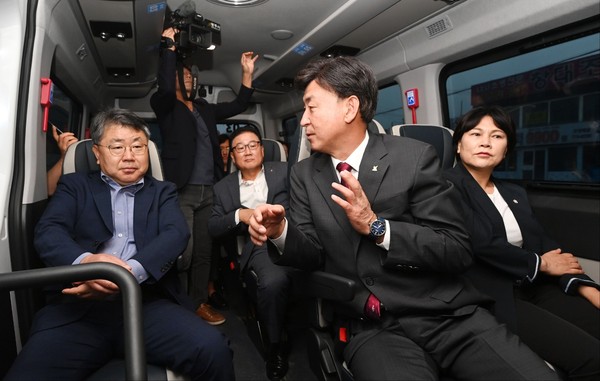 광주시가 4일 신현~양재 노선의 광역 콜버스를 개통했다. 사진은 시승 행사에 참석한 방세환 시장. (사진제공=광주시청)