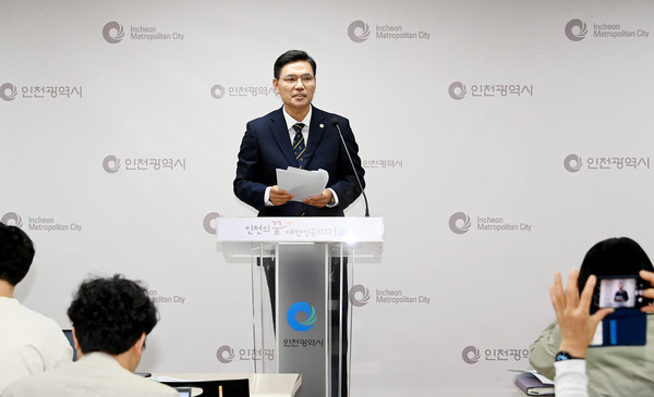 인천시가 만성적인 대중교통 운송 적자 해소를 위해 7일부터 버스·도시철도 등 대중교통 요금 인상을 예고한 가운데, 시민들의 교통편의는 물론 교통약자를 위한 서비스 개선에 나선다. (사진제공=인천시청)