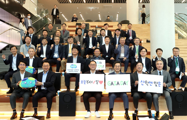 5일 GH기회발전소(판교 글로벌비즈센터)에서 열린 2023년 GAIA-day 행사에서 김동연 경기도지사, 최재붕 경기도산학협력단협의회장, 김종하 중소기업중앙회 경기지역본부장, 김정회 한국반도체산업협회 부회장, 이승규 한국바이오협회 부회장, 나승식 한국자동차연구원장 등이 기념촬영을 하고 있다. (사진제공=경기도청)