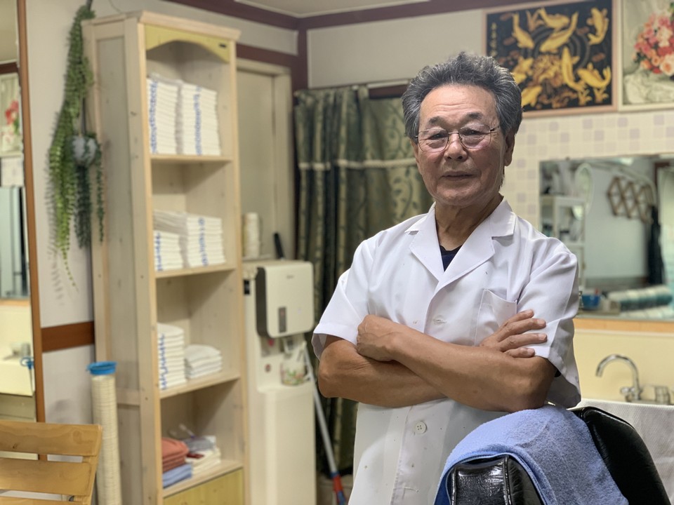 지난 4일 장장 50년이란 세월을 이발관에서 보낸 동두천시 지행동의 ‘불노이발관’ 신영도 이발사(대표)를 만나 그동안의 얘기를 들어 봤다. (사진=오기춘 기자)