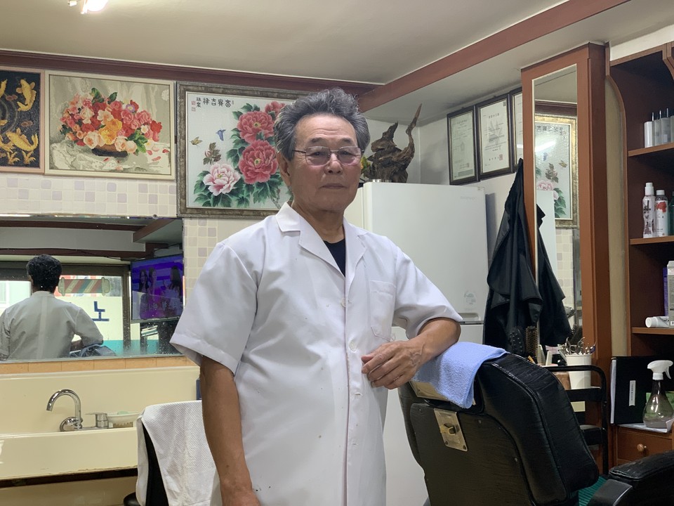 4일 장장 50년이란 세월을 이발관에서 보낸 동두천시 지행동의 ‘불노이발관’ 신영도 이발사(대표)를 만나 그동안의 얘기를 들어 봤다. (사진=오기춘 기자)