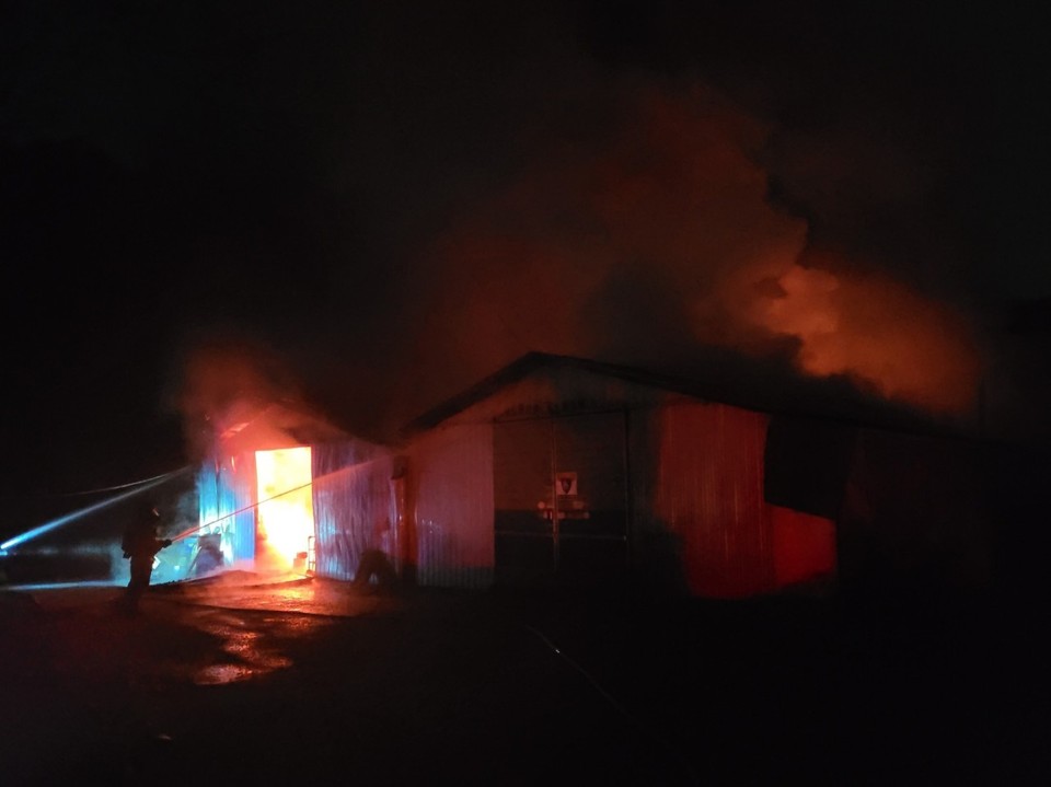 8일 오전 5시19분께 고양시 일산동구 지영동의 한 가구공장에서 불이 나 1시간40분 만에 꺼졌다. 사진은 화재 현장. (사진제공=경기도북부소방재난본부)