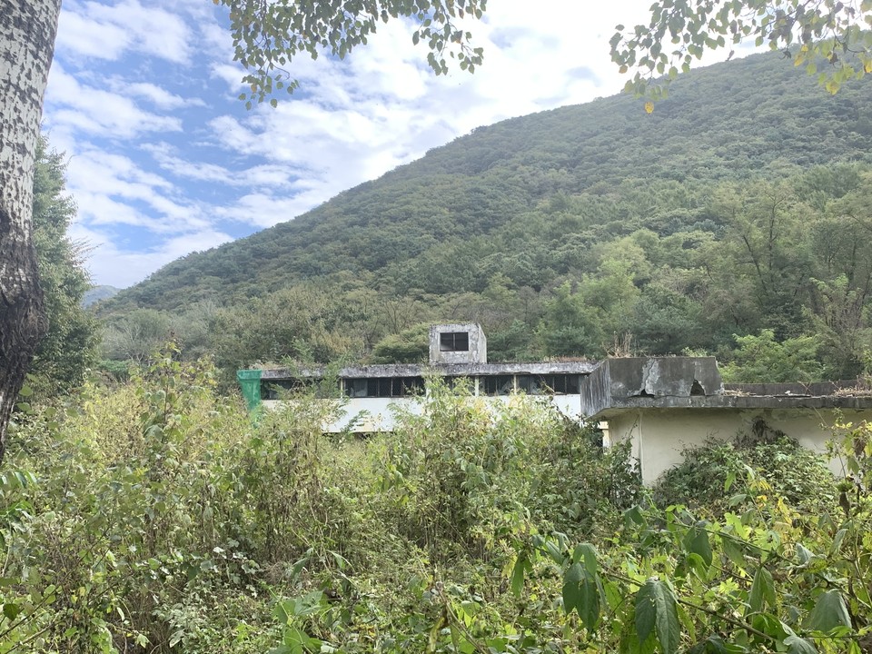 동두천시 상동암동 사유지에 설치돼 지난 27년간 집창촌 여성들의 성병관리를 전담했던 건물 처리방식을 놓고 논란이다. 사진은 27년 폐쇄 폐허가된 구 성병관리소 건물. (사진=오기춘 기자)