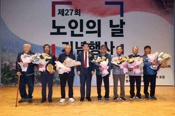 인천 옹진군은 10일 옹진군이 주최하고 대한노인회옹진군지회가 주관하는 제27회 노인의 날 기념행사를 노인회원 등 200여명이 참석한 가운데 옹진군청 효심관에서 개최했다. (사진제공=옹진군청)
