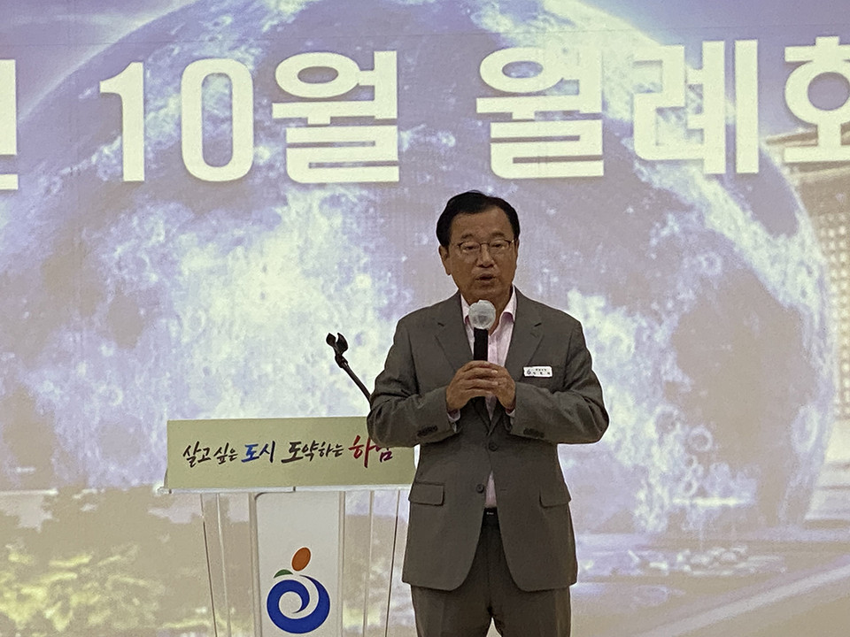 이현재 하남시장이 10일 “하남시 공직자의 역량은 그 어느 때보다도 높다. 직원 여러분들 모두 자긍심을 갖고 스피어 유치를 통해 하남시가 글로벌 문화도시로 발전할 수 있게 적극적으로 노력해달라”고 말했다. (사진=장은기 기자)
