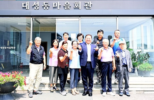 파주시가 과거 고엽제 살포로 피해를 입은 민간인에 대한 지원을 본격 가동하기 시작했다. 사진은 김경일 시장이 대성동마을을 찾아 주민들의 의견을 청취한 뒤, 기념촬영 모습. (사진제공=파주시청)