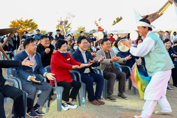 이천의 대표적인 특산물이며 상징인 이천쌀의 우수성을 널리 알리기 위해 열리는 이천쌀문화축제가 오는 18일부터 22일까지 5일동안 이천농업테마공원에서 방문객들을 맞이한다. 사진은 2022년 쌀문화축제 공연. (사진제공=이천시청)