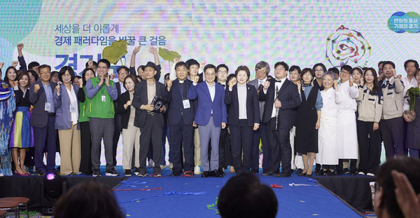 김동연 지사는 11일 도청 옛 청사에서 ‘경기도 사회적경제 쇼케이스’를 열고 2026년까지 추진할 사회적경제의 4가지 미래 비전 등 경기도 사회적경제 실현 비전을 제시했다.  경기도제공