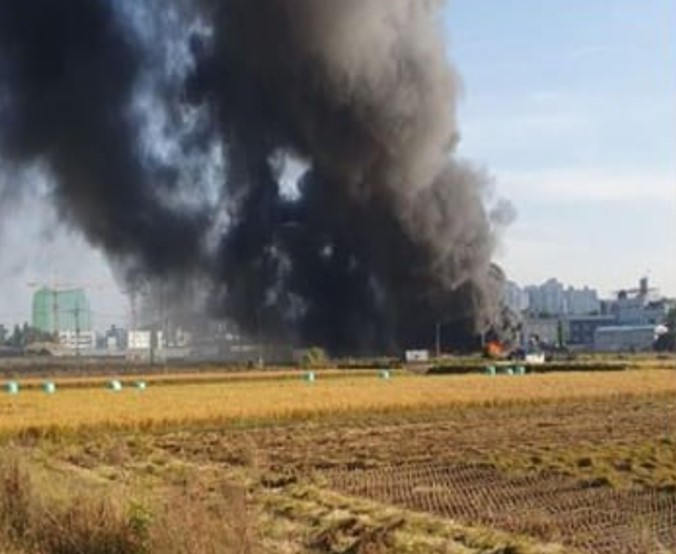 11일 오전 8시 8분께 평택시 소사동의 한 버섯재배사에서 불이 나 철골조로 된 재배사 1개 동 약 1403㎡ 중 약 800㎡를 태우고, 신고를 출동한 소방당국에 의해 약 9시간 만에 꺼졌다. 사진은 화재 현장. (사진제공=경기도소방재난본부)