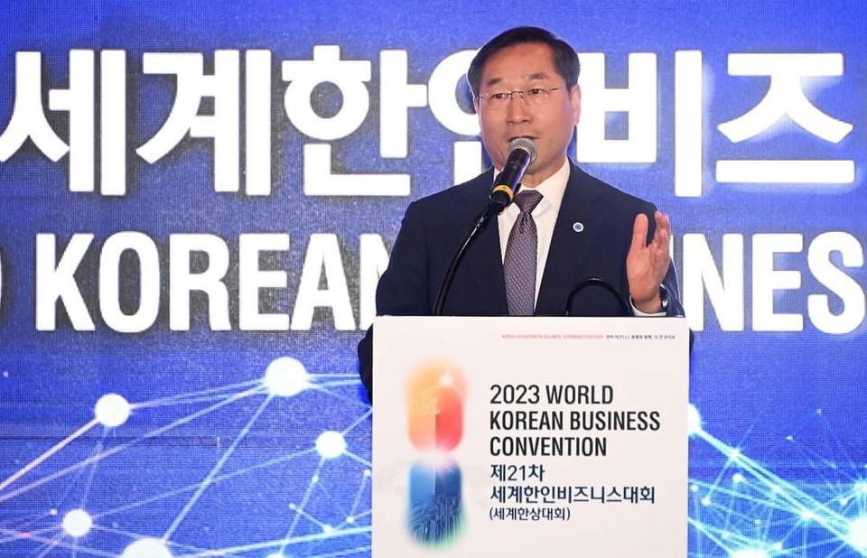 유정복 인천광역시장이 11일(현지시간) 미국 캘리포니아주 애너하임컨벤션센터에서 열린 '제21차 세계한인비즈니스대회' 기업전시회 개막식에서 인사말을 하고 있다. (사진=유정복 인천시장 페이스북)