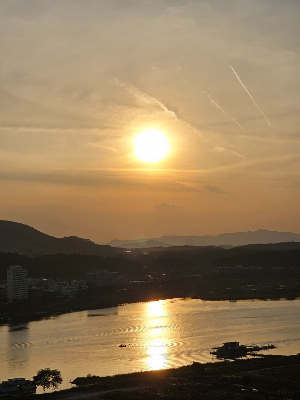 13일 금요일인 오늘 경기·인천지역은 구름 많은 날씨를 보이겠다. 사진은 전날(12일) 오후 5시20분께 여주 남한강 석양. (사진=김광섭 기자)