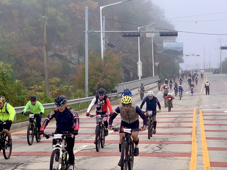 15일 오전 9시25분께 MTB산악자전거 대회 참가 선수들이 안개 낀 동두천시 불현동 부처고개를 지나 조산 방향으로 힘차게 달려가고 있다. (사진=오기춘 기자)