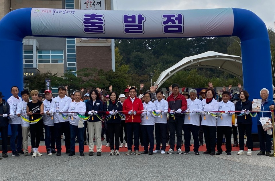 양평군은 15일 지평면사무소 광장에서 용문면~양동면을 잇는 '물소리 길' 신규 7·8·9코스 개통식을 열고 '도전! 물소리 길 한 달 완주' 걷기대회를 개최했다. (사진=장은기 기자)