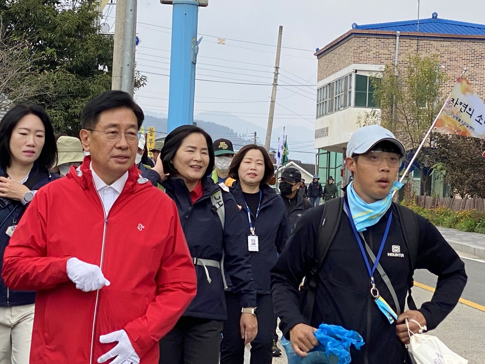 15일 지평면사무소 광장에서 열린 용문면~양동면을 잇는 '물소리 길' 신규 7·8·9코스 개통식 겸 '도전! 물소리길 한 달 완주' 대회에서 전진선 군수와 윤순옥 의장이 걷고 있다. (사진=장은기 기자)