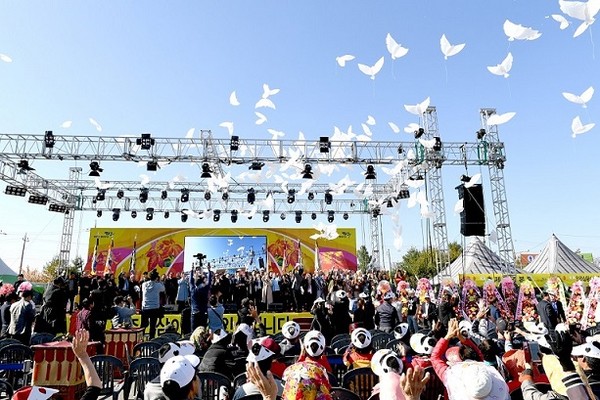 ‘제18회 파주개성인삼축제’ ‘파주인삼이 개성인삼입니다’라는 주제로 오는 21일부터 22일까지 2일간 파주시 임진각광장에서 열린다. 사진은 지난해 파주개성인삼축제 개막식. (사진제공=파주시청)