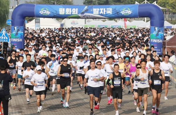 지난 15일 위아 “런” 러닝크루들이 ‘지구 런 평화의 발자국’ 마라톤 대회에 참가했다. ( 사진제공=위아 "런")