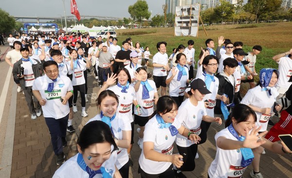 지난 15일 위아“런”러닝크루들이 ‘지구 런 평화의 발자국’ 마라톤 대회에 참가했다. (사진제공=위아 "런")