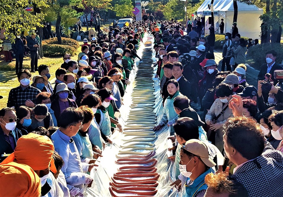 이천쌀문화축제추진위원회가 오는 18일 이천시 농업테마공원에서 제22회 이천쌀문화축제를 개최한다. 사진은 지난해 열린 ‘제21회 이천쌀문화축제’에서 선보인 600m 길이 무지개 가래떡 이벤트. (사진=중앙신문DB)