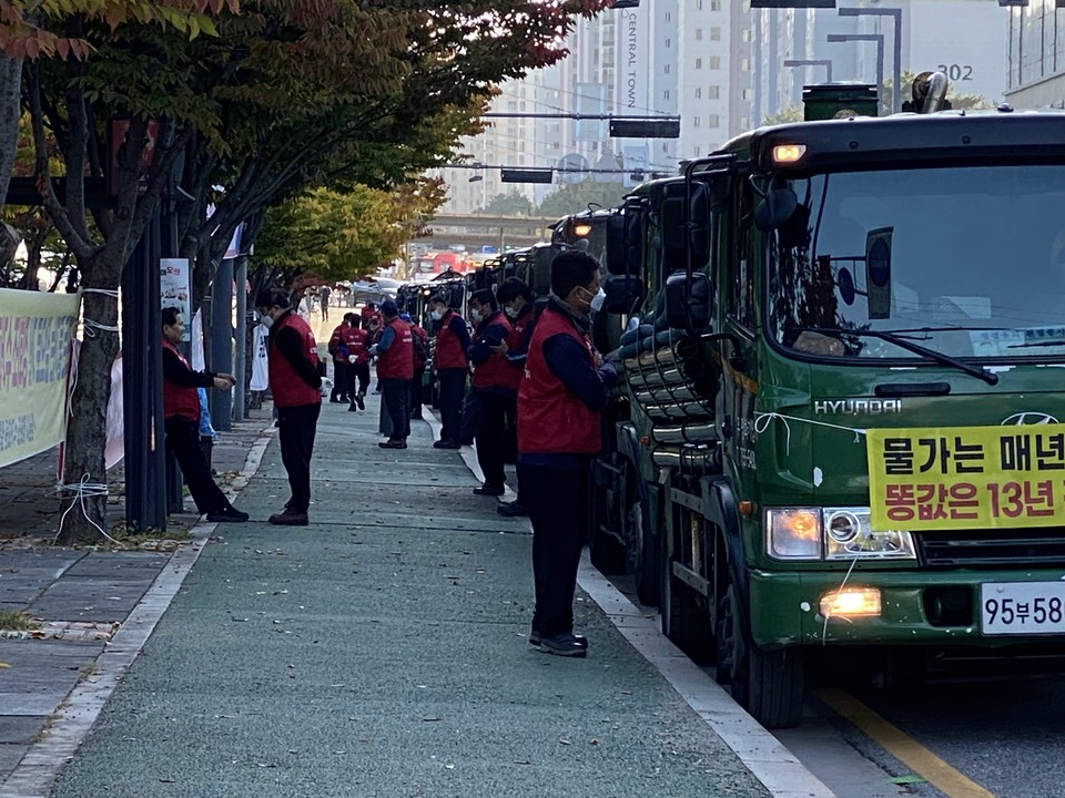 17일 오전 8시30분께 성남시 정화조 수거요원들이 “13년째 수거료가 동결돼 있다”며 수거료를 인상해 달라는 현수막을 게시하고 차량으로 시위를 하고 있다. (사진=장은기 기자)