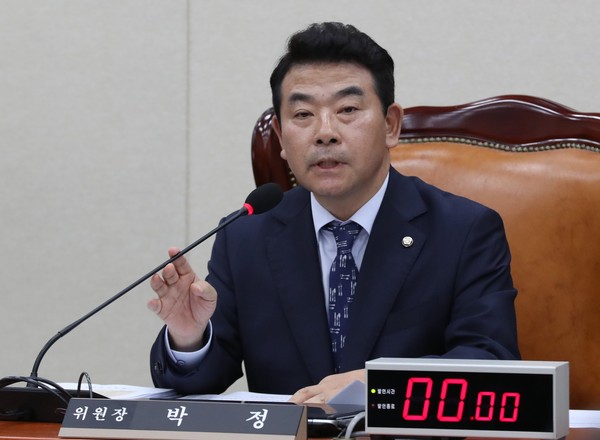 경제사회노동위원회가 노동계를 배제한 채, 법적근거가 빈약한 연구회와 자문단을 운영하고 있어 비난을 사고 있다. 사진은 박정 국회 환경노동위원장의 국정감사 진행 모습. (사진제공=박정 의원실)