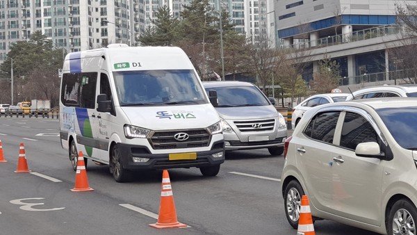 파주시가 농촌형 똑버스(DRT) 운송사업자 모집에 협력체로 참여한 경기교통공사와 기흥여객 등과 우선협상을 끝내고, 한정면허를 발급했다. (사진제공=파주시청)