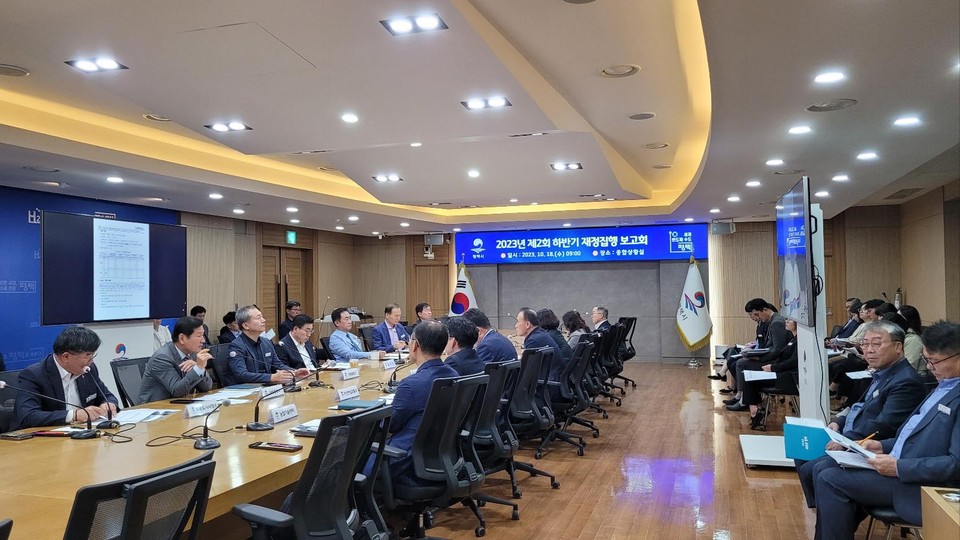 평택시가 지역경제 활력 제고를 위해 ‘2023년 하반기 재정집행 추진 보고회’를 18일 오전 시청 종합상황실에서 개최했다. (사진제공=평택시청)