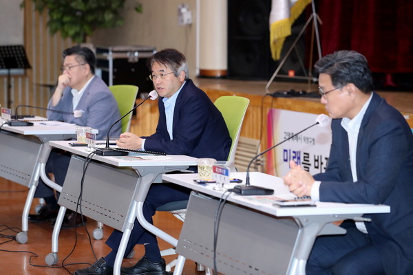 이동환 고양특례시장이 18일 덕양구청에서 열린 현장간부회의에서 현재 비어 있는 백석 업무빌딩을 회의공간 등 예산절감에 적극 활용할 것을 각 부서에 주문했다. (사진제공=고양시청)