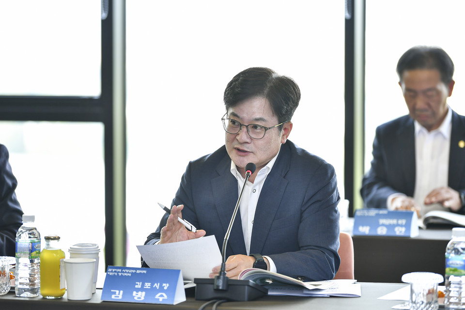 김병수 김포시장이 18일 강화군에서 열린 '2023년 하반기 접경지역 시장군수협의회'에서 군부대 협의 처리절차 개선을 국방부에 정식 건의해야 한다고 발언하고 있다. (사진제공=김포시청)