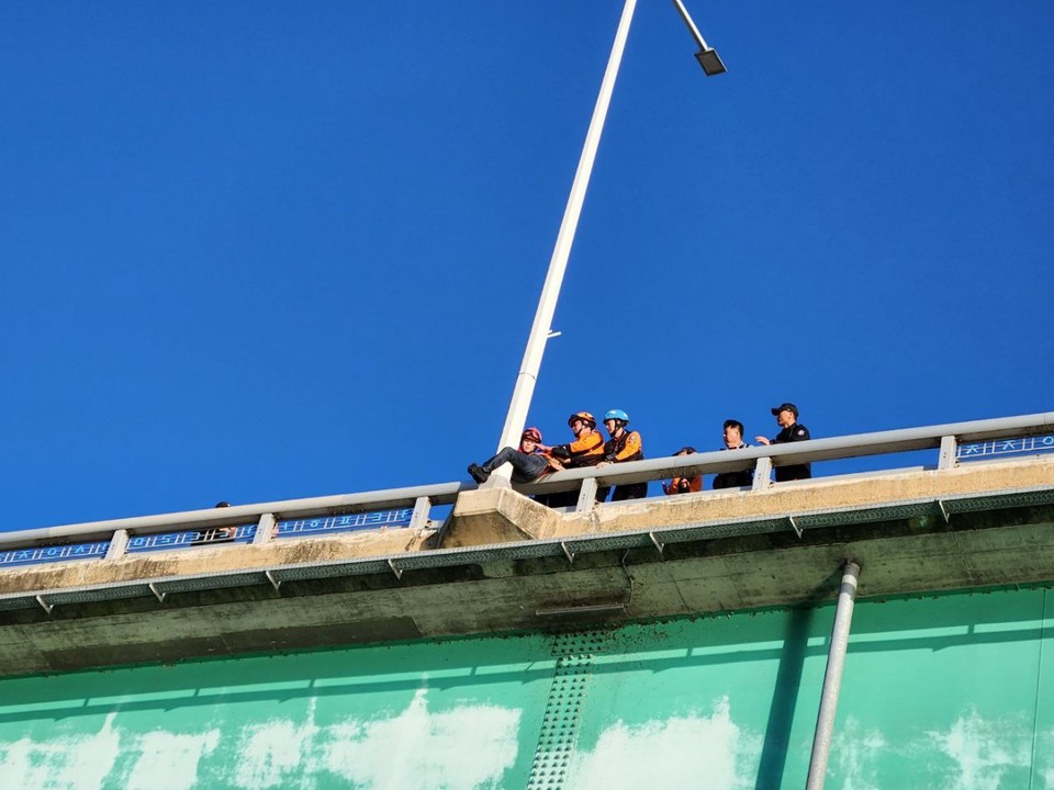 20일 오후 4시17분께 여주 세종대교에서 투신하려던 50대가 무사히 구조됐다. 사진은 구조 장면. (사진제공=여주소방서)