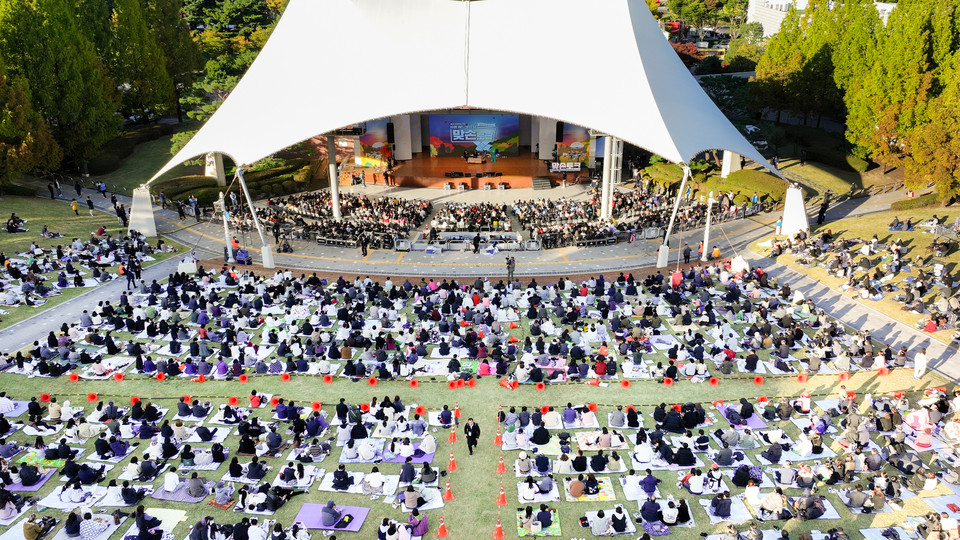 21일 오후 인계예술공원에서 김동연 경기도지사, 경기도민 9천여 명이 참석한 가운데 경기도민의 날 기념 맞손토크가 열리고 있다. (사진제공=경기도청)