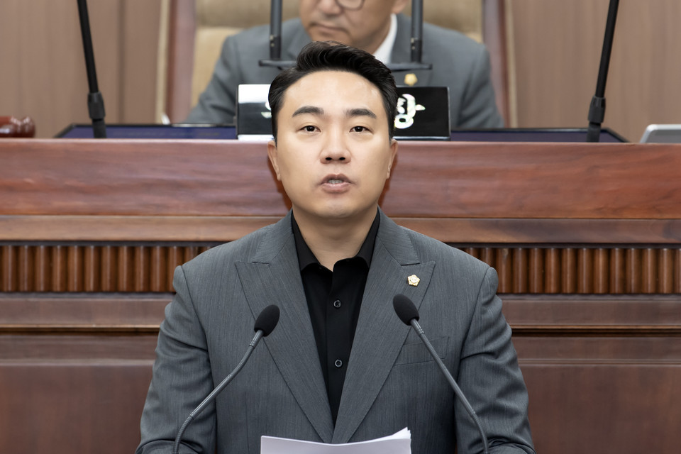 배강민 시의원이 시의회 '5분 발언'을 통해 "총선을 앞두고 뜬금없이 현수막이 붙더니 갑자기 시장이 서울시 편입을 기정사실화 해 버렸다"면서 행정구역 개편이라는 중차대한 일을 시민의견 수렴 없이 일방적으로 공포했다고 비판했다. (사진제공=김포시의회)