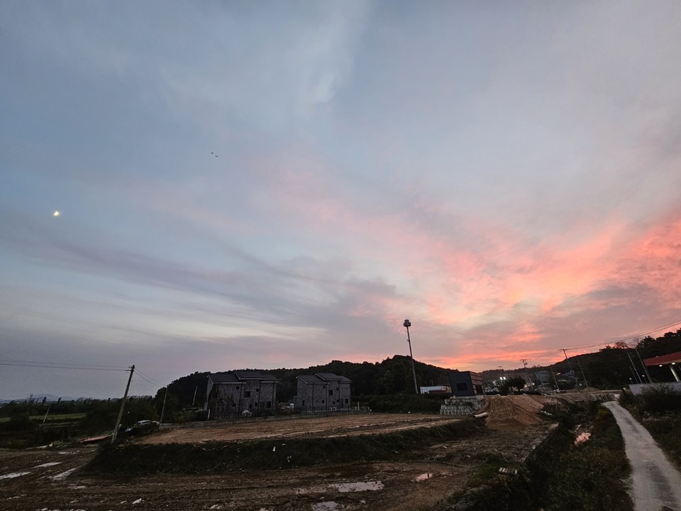 22일 오후 5시50분께 여주시 북내면 가정리에서 바라본 서쪽하늘에 생긴 붉은 노을과 함께 남쪽하늘엔 반달이 떠 있다. (사진=김광섭 기자)