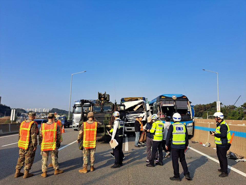23일 오전 8시30분께 안성시 원곡면 외가천리 평택제천고속도로 제천방향 서안성IC 부근에서 화물차와 통근버스, 미군차량 2대가 부딪히는 4중 추돌사고가 나 19명이 부상을 입었다. 사진은 사고 현장. (사진제공=경기도소방재난본부)