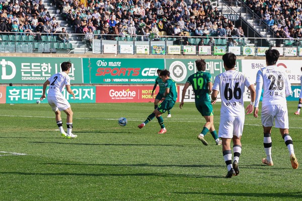 지난 22일 김포FC는 플레이오프 진출을 높고 전남드래곤즈를 홈으로 불러들여 2대1로 누르고 플레이오프 진출을 확정했다. (사진제공=김포시청)
