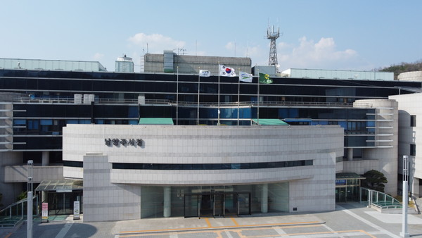 남양주시가 코로나19로 급변하는 교육 환경 속에서 미래 세대를 위한 투자로 학습용 스마트 기기를 지원하는 사업을 추진한다. 사진은 남양주시청 전경 (사진=중앙신문 DB)