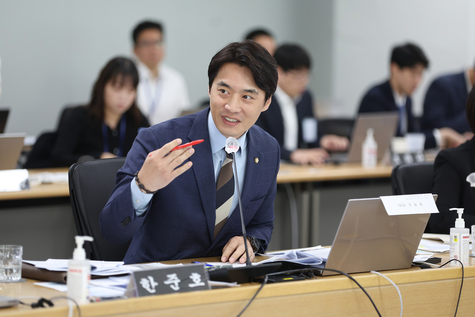 23일 경기도를 상대로 진행한 국정감사에서 한준호(고양시을) 의원이 질의하고 있다. (사진제공=경기도청)