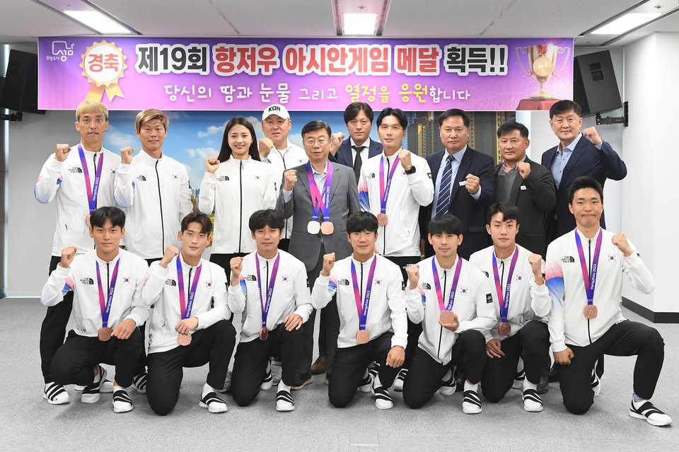 성남시는 23일 오전 11시 시청 4층 상황실에서 '제19회 항저우 아시안게임'에서 메달을 딴 시청 직장운동부 소속 펜싱, 배드민턴, 하키 등 3개 종목 선수에 대한 환영식을 개최했다. (사진제공=성남시청)