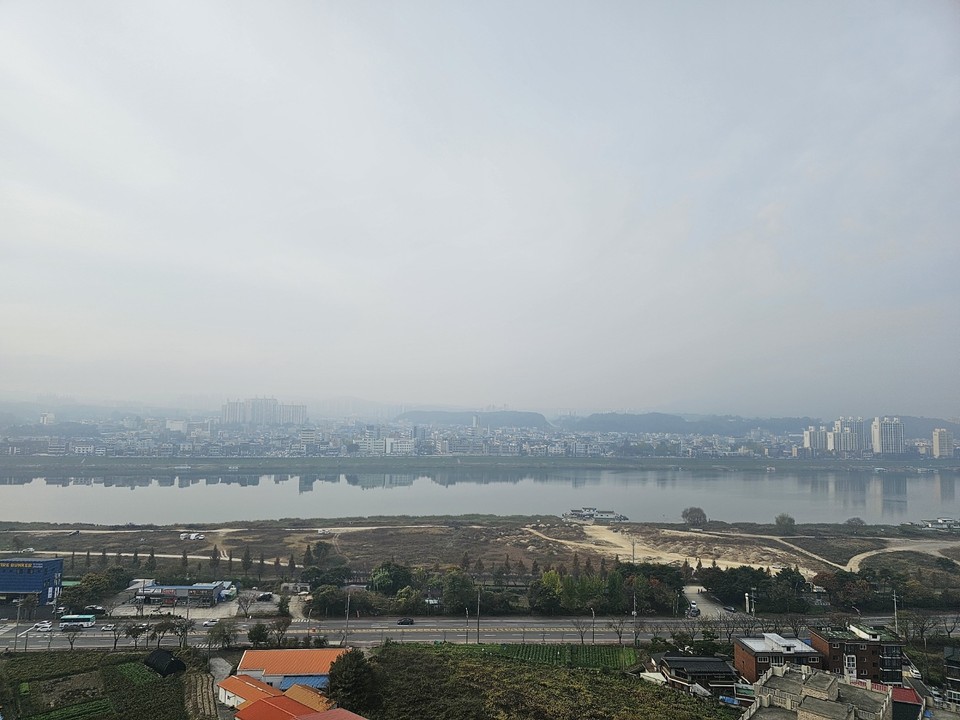 서리가 내린다는 절기상 상강(霜降)인 24일 오전 9시20분께 여주 남한강 일대에 낀 안개가 서서히 걷히고 있다. (사진=김광섭 기자)