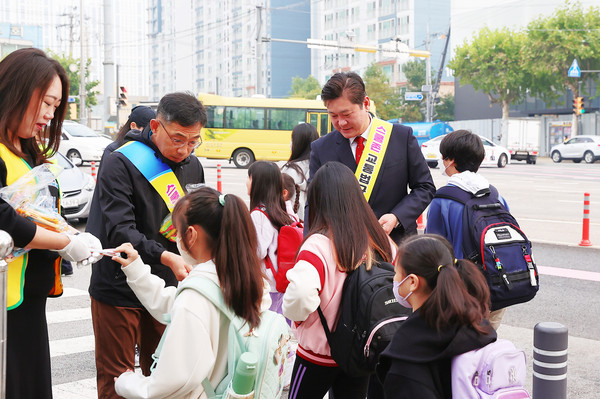 미추홀구는 24일 도화초등학교 앞에서 등굣길 어린이교통사고 예방과 스쿨존 내 교통법규 준수를 위한 교통안전 캠페인을 진행했다. (사진제공=미추홀구청)