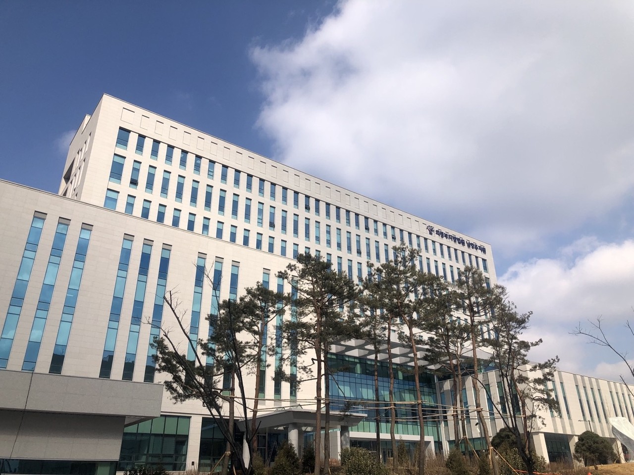 출동 경찰관을 폭행하고 경찰차량을 파손한 20대 남성이 징역형의 집행유예를 선고 받았다. 사진은 의정부지법·남양주지원 전경. (사진=중앙신문DB)