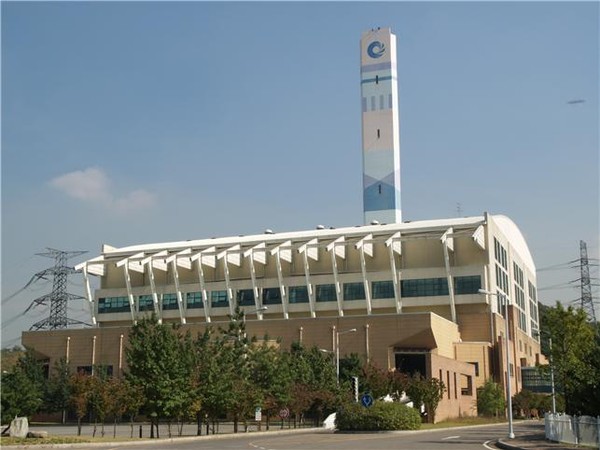 인천시가 자원순환센터가 설치되는 지역에 주민 의견이 최우선으로 반영한 파격적인 인센티브를 제공한다. 사진은 청라 자원환경센터. (사진제공=인천시청)