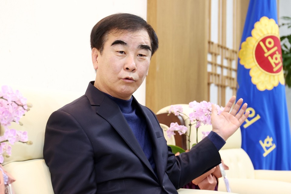 염종현 경기도의회 의장이 자신의 의정 활동을 엮은 한 권의 책, ‘염종현 자치와 분권을 향한 기록’을 생애 처음으로 세상에 내놓았다. (사진제공=경기도의회)