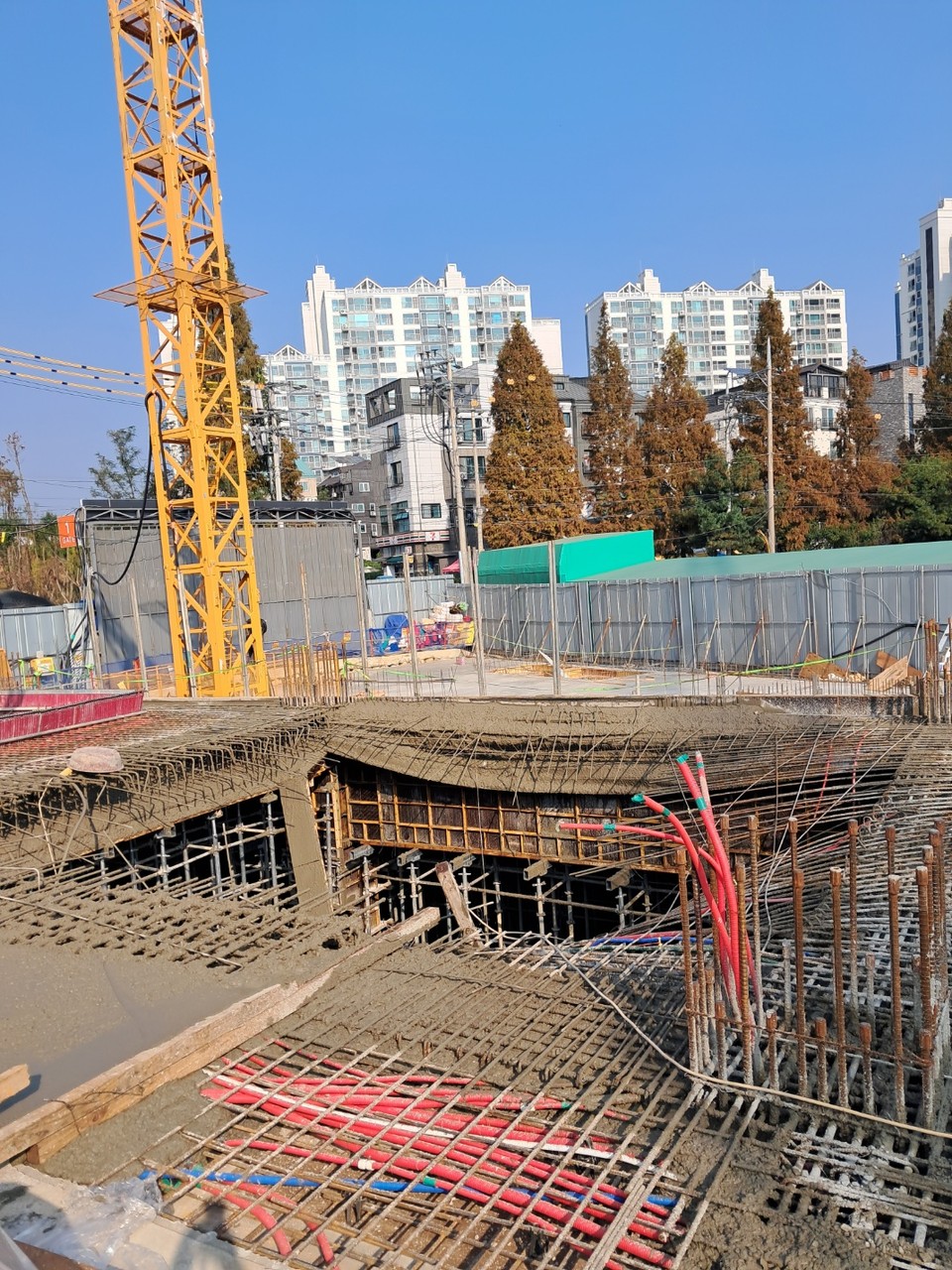 25일 오후 2시23분께 평택시 모곡동의 한 지식산업센터 신축 공사현장에서 철재 구조물이 무너지는 사고가 났다. 사진은 사고 현장. (사진제공=경기도소방재난본부)