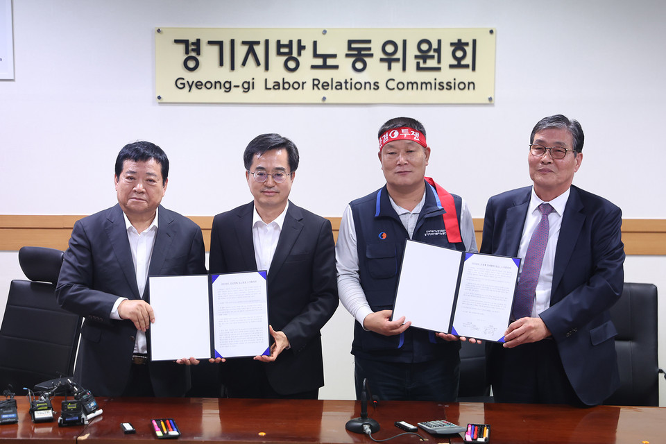 26일 첫차부터 예고됐던 경기도 시내버스 총파업이 25일 밤 노·사 극적 합의로 철회돼 정상 운행된다.