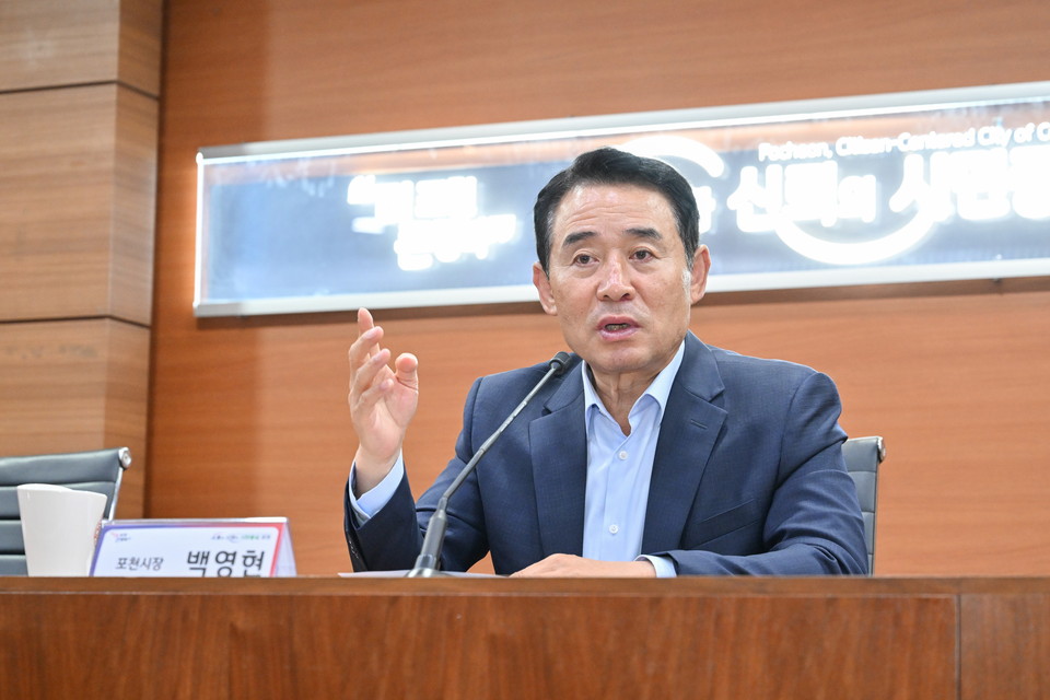 백영현 포천시장이 26일 민간차량 피탄사고 관련 긴급 대책회의를 개최하고 있다. (사진제공=포천시청)