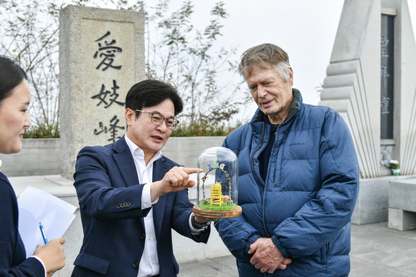 김병수 시장이 노벨상 수상작가인 르 클레지오에게 애기봉 기념품을 전달하고 애기봉 유례에 대해 설명하고 있다. (사진제공=김포시청)