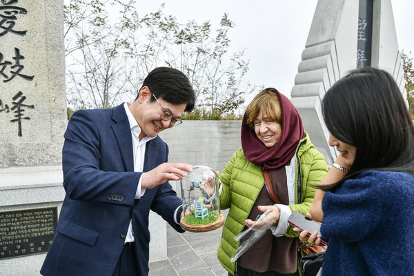 1. 김병수 시장이 노벨상 수상작가인 르 클레지오에게 애기봉 기념품을 전달하고 애기봉 유례에 대해 설명하고 있다.(사진제공=김포시청)김병수 시장이 노벨상 수상작가인 스베틀라나 알렉시예비치가 김병수 시장으로부터 애기봉 기념품을 전달받고 기뻐하고 있다.(사진제공=김포시청)